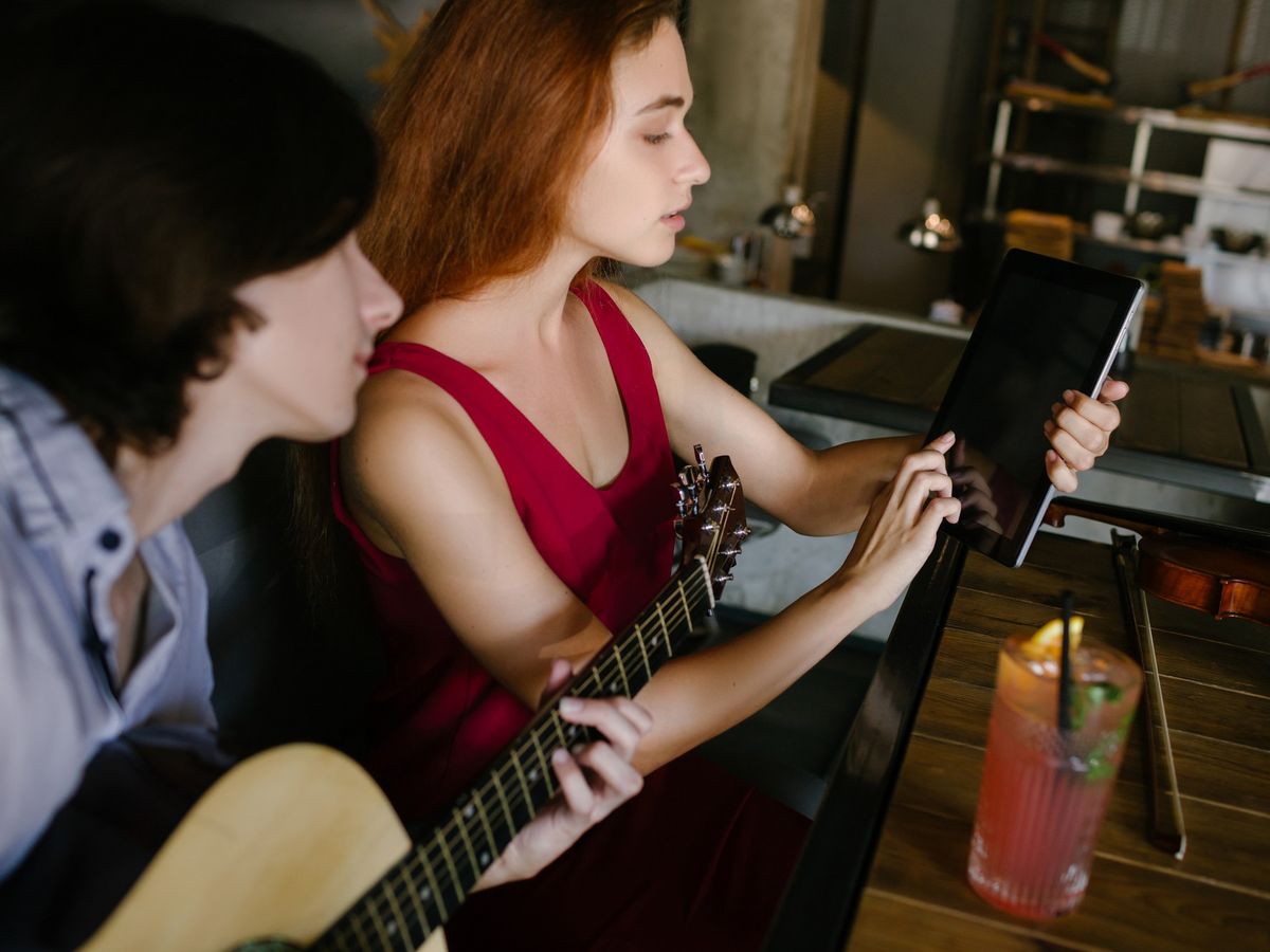 Jak zorganizować idealny koncert coverowy zespołu inspirowanego Bee Gees? Kompletny przewodnik