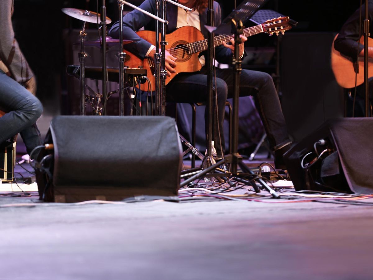Jak zadbać o formalności i finanse organizując koncert zespołu coverowego